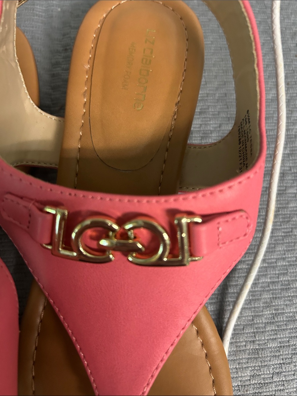 Liz Claiborne Coral Pink Thong Sandals with Gold Hardware - Picture 3 of 8